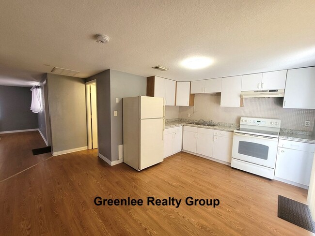 Building Photo - Cozy 2 Bed/1 Bath Duplex Apt with a Carpor...