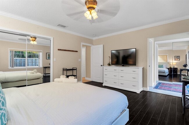 Building Photo - 3221 Seaward Dr