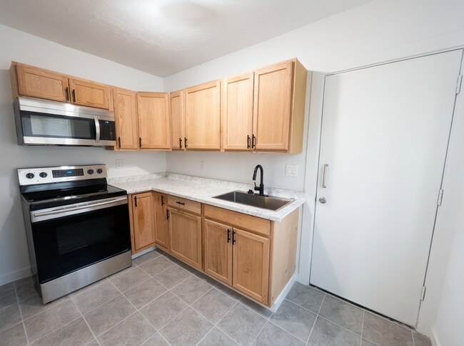 Building Photo - 240 1/2 E Beech Ave