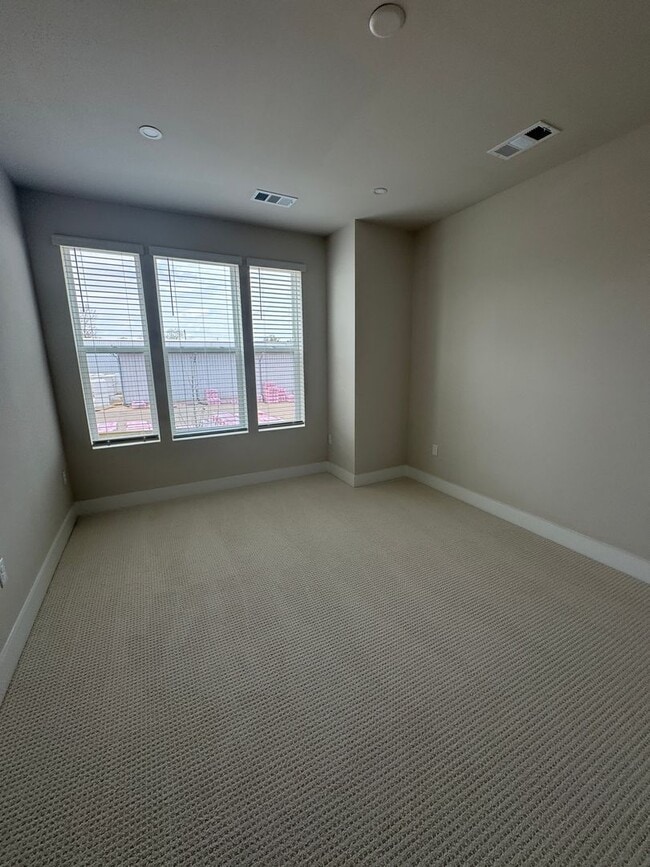 Building Photo - Stylish West Nashville 3 bed 2.5 bath - Pet Friendly