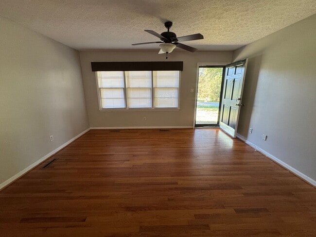 Building Photo - 1696 Crestland Dr