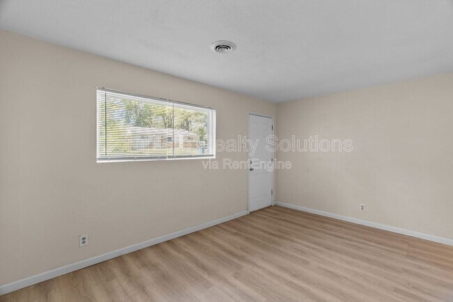 Building Photo - 10140 Earl Dr