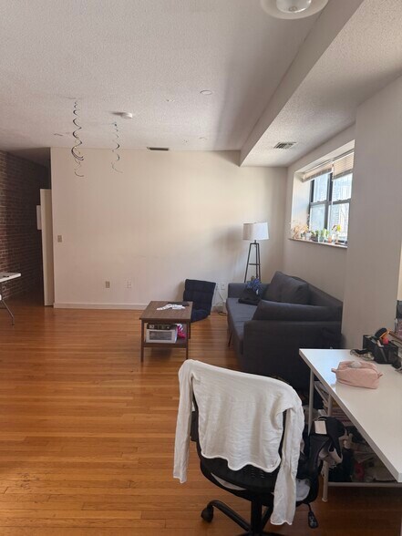 Building Photo - 73 Gainsborough St