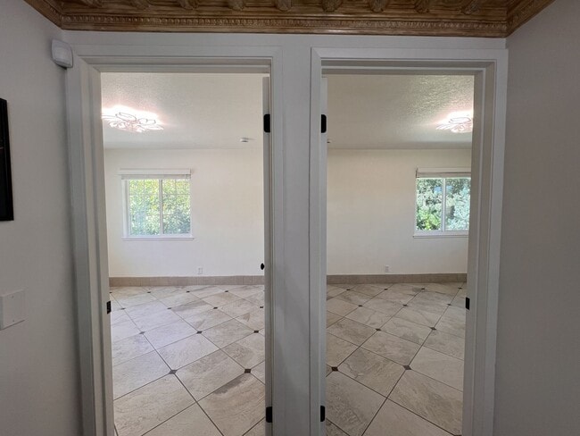 Building Photo - 912 Yosemite Ln