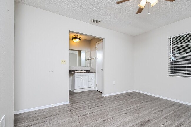 Building Photo - 3412 Groveview Dr