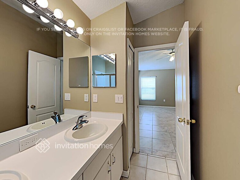 Building Photo - 25830 Bloomsbury Ct