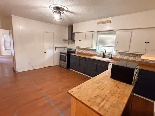 Building Photo - 1111 S Interurban St