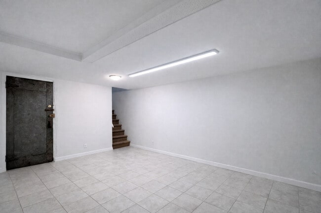 Building Photo - 2-17 Burns St