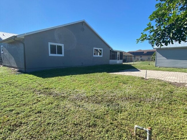 Building Photo - 757 NW Bayard Ave