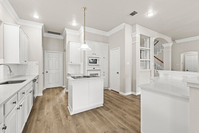 Building Photo - Gorgeous 4 bed/3.5 bath two story home!