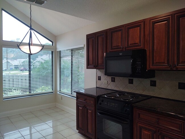 Building Photo - Gorgeous 3 bedroom 2 bath townhome with FL...