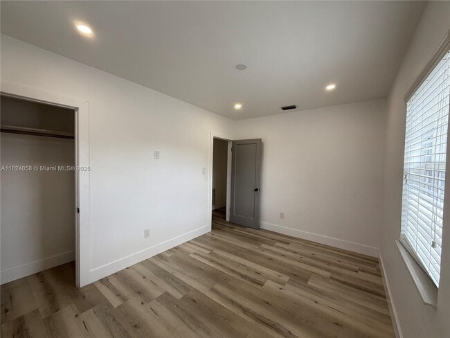 Building Photo - 3902 E 8th Ct