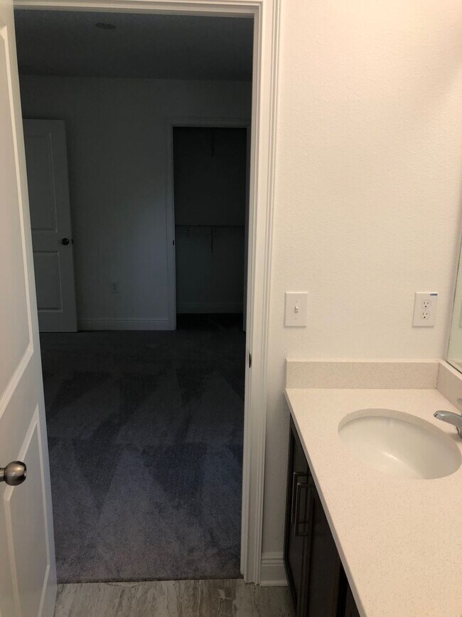 Building Photo - 310 E Ford St