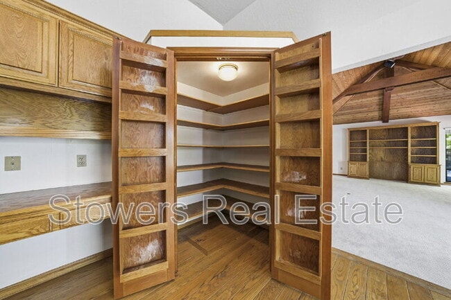 Building Photo - 618 Banister Ln