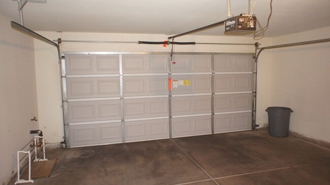 Building Photo - Beautifully designed 2Bed/2Bath/2Car Townhome located in Summerlin