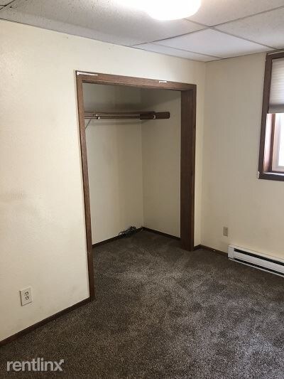 Building Photo - 3 br, 1 bath  - 1033 College St N  upper unit