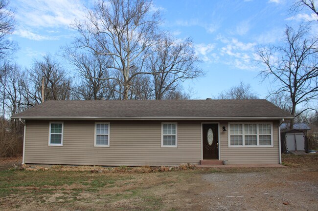 Building Photo - 816 E 16 St