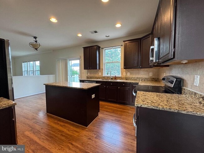 Building Photo - 105 Fredericksburg Dr