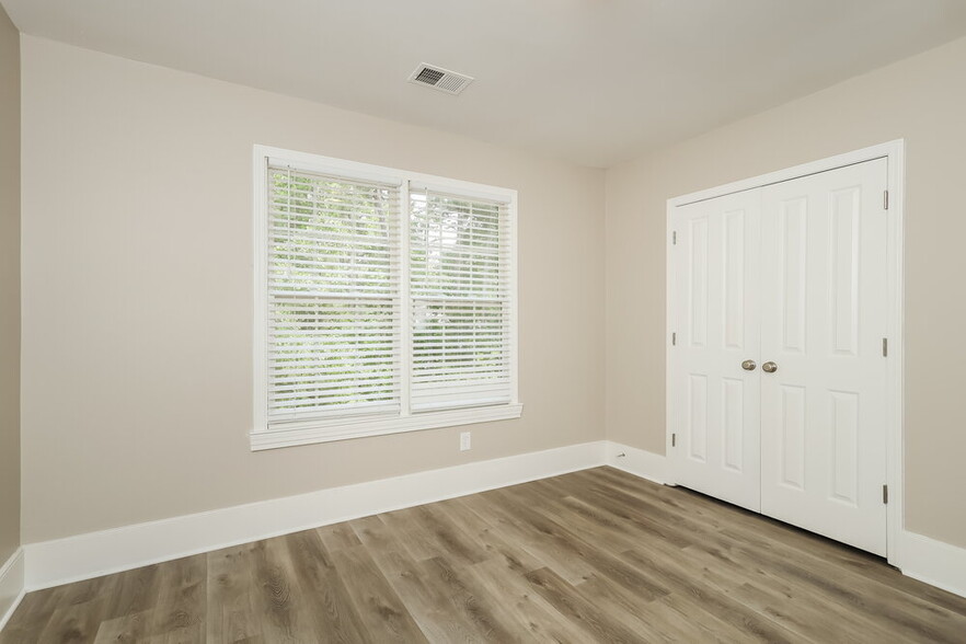 Building Photo - 3073 Essex Dr