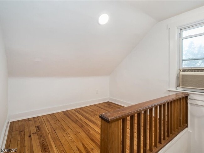 Building Photo - 14 Ravine Ave