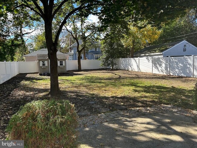 Building Photo - 614 Linden Ave