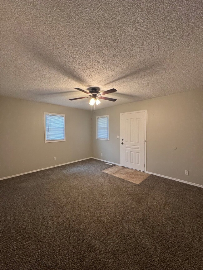 Building Photo - "Charming  2 Bedroom Duplex Retreat in Wic...