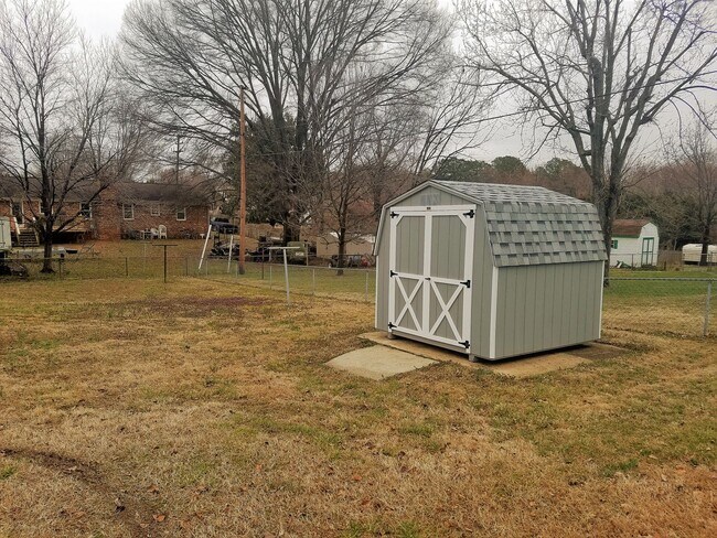 Building Photo - Large 3 bedroom brick rancher with 1.5 bathrooms.