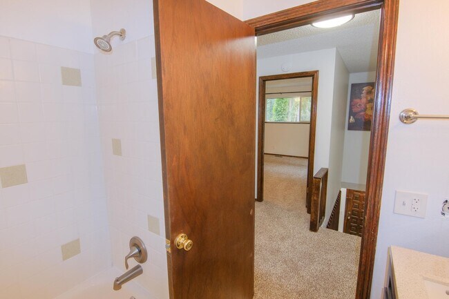 Building Photo - 3 bedroom 2 bathroom duplex in South Eugene!