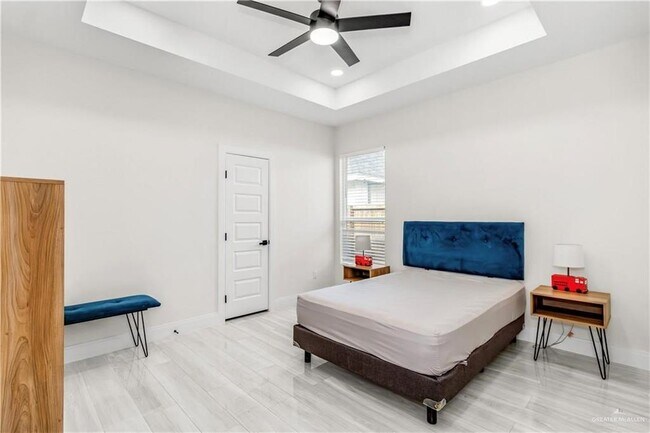 Building Photo - 13 E La Pointe Ave