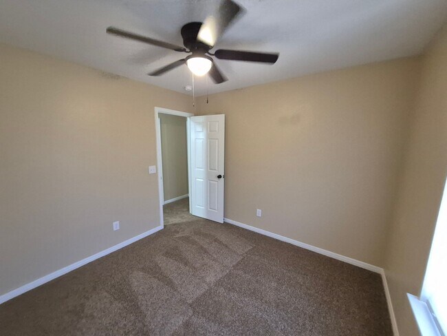 Building Photo - 5907 Deer Lake Dr