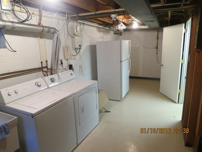 Building Photo - 3br Bethesda Rental