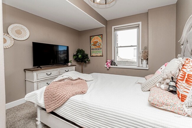 Building Photo - Spacious Single Family Home