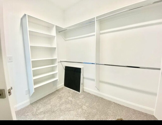 Building Photo - 4 Bed 2 bath with 3 car attached garage