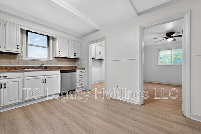 Building Photo - 1627 W Pike St