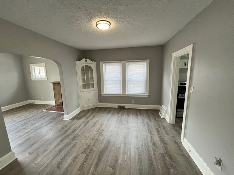 Building Photo - 562 Belden Ave