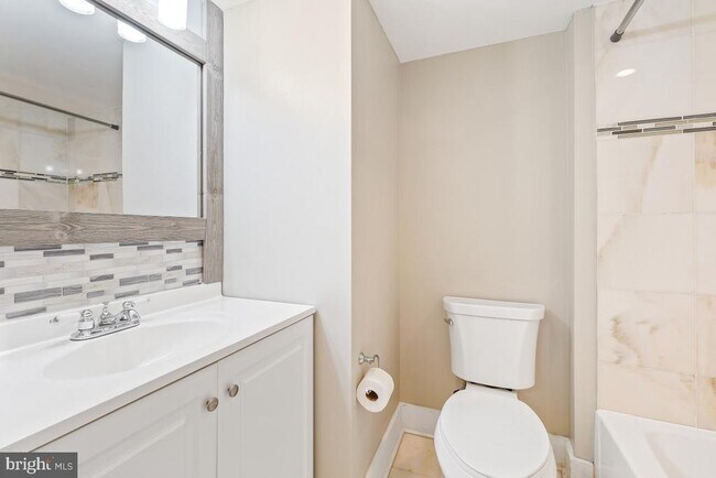 Building Photo - 837 Shepherd St NW