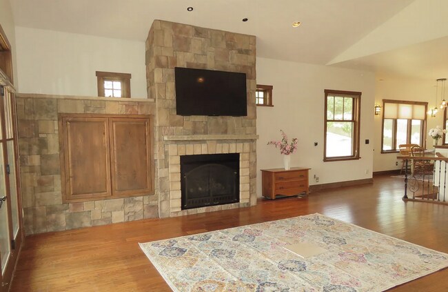 Building Photo - Mountain Sunset Views: Lovely Four-Bedroom House in Skyridge