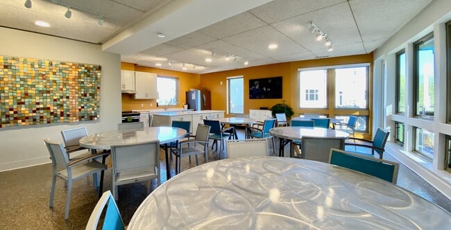 Building Photo - 610 Trent Dr