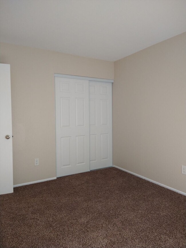 Building Photo - ALL UTILITIES INCLUDED! 3 Bed / 1 Bath Rem...