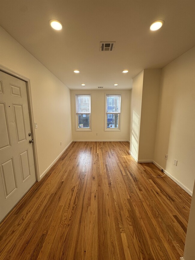 Building Photo - 142 Webster Ave