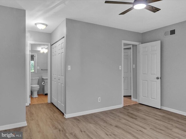 Building Photo - 10 Pine Woods Ct