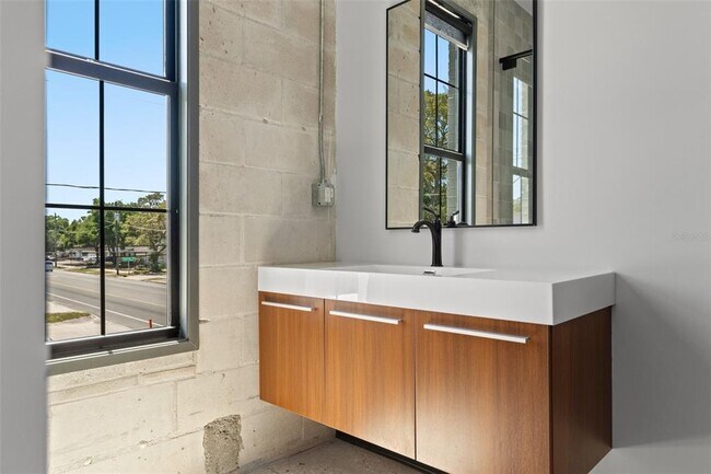 Building Photo - 902 E Curtis St