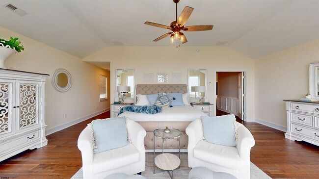 Building Photo - 404 21st St S