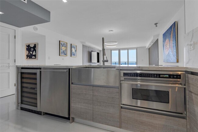 Building Photo - 5555 Collins Ave