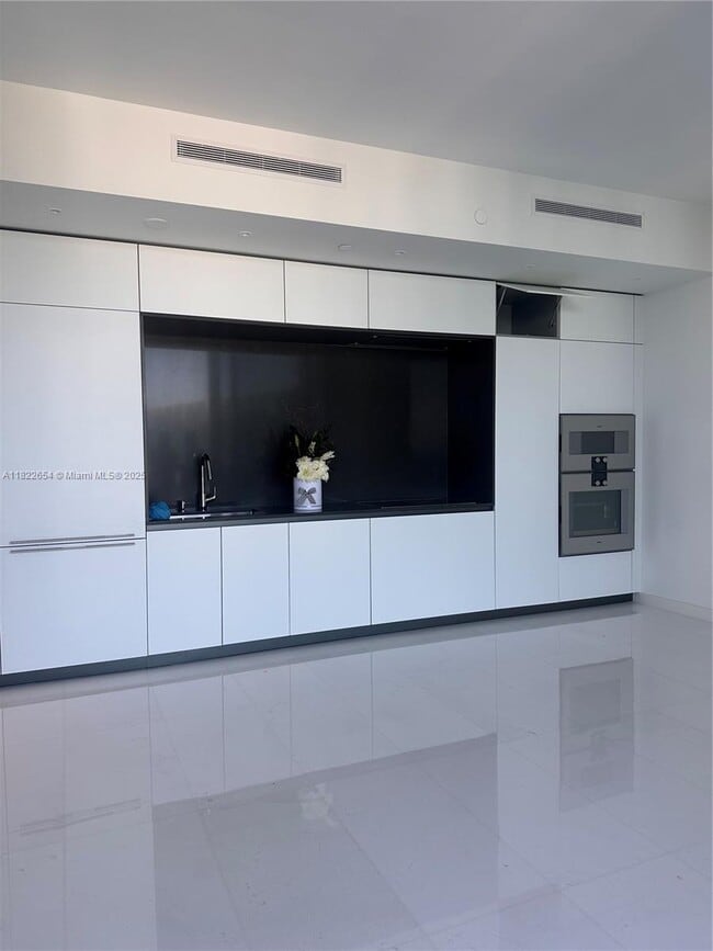 Building Photo - 300 Biscayne Blvd Way