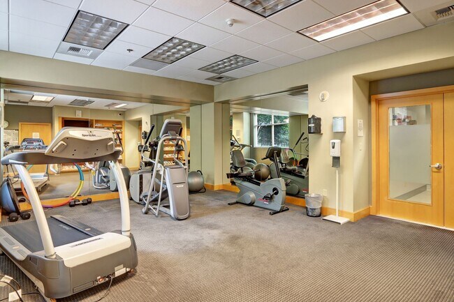 Building Photo - 0bd/1ba Bellevue Condo