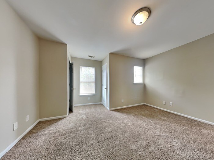 Building Photo - 640 Cliffs Inn Circle