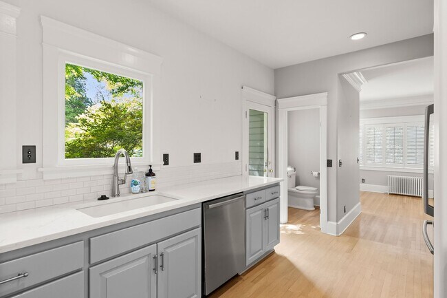 Building Photo - Stunning Portland Heights Craftsman for Re...