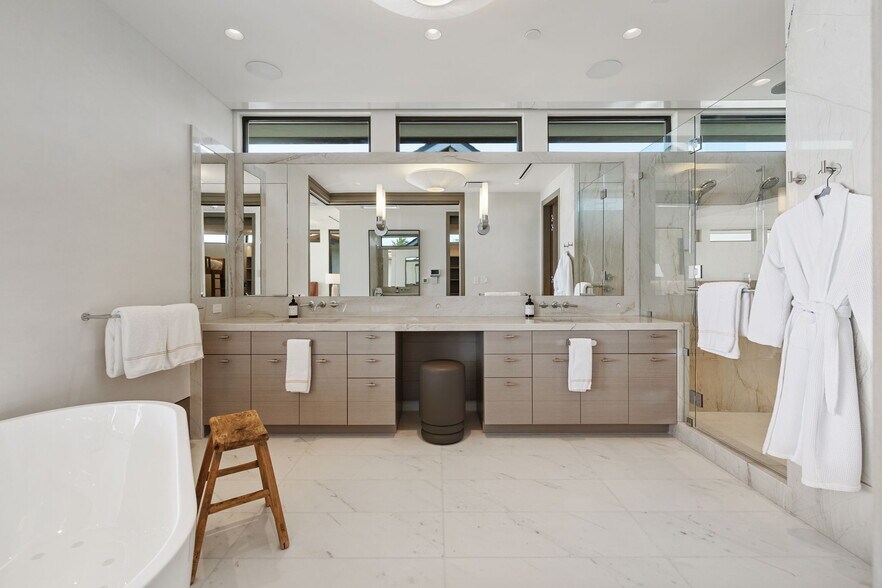 Building Photo - 716 The Strand