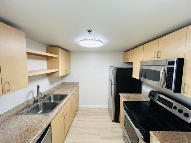 Building Photo - 425 W Beech St